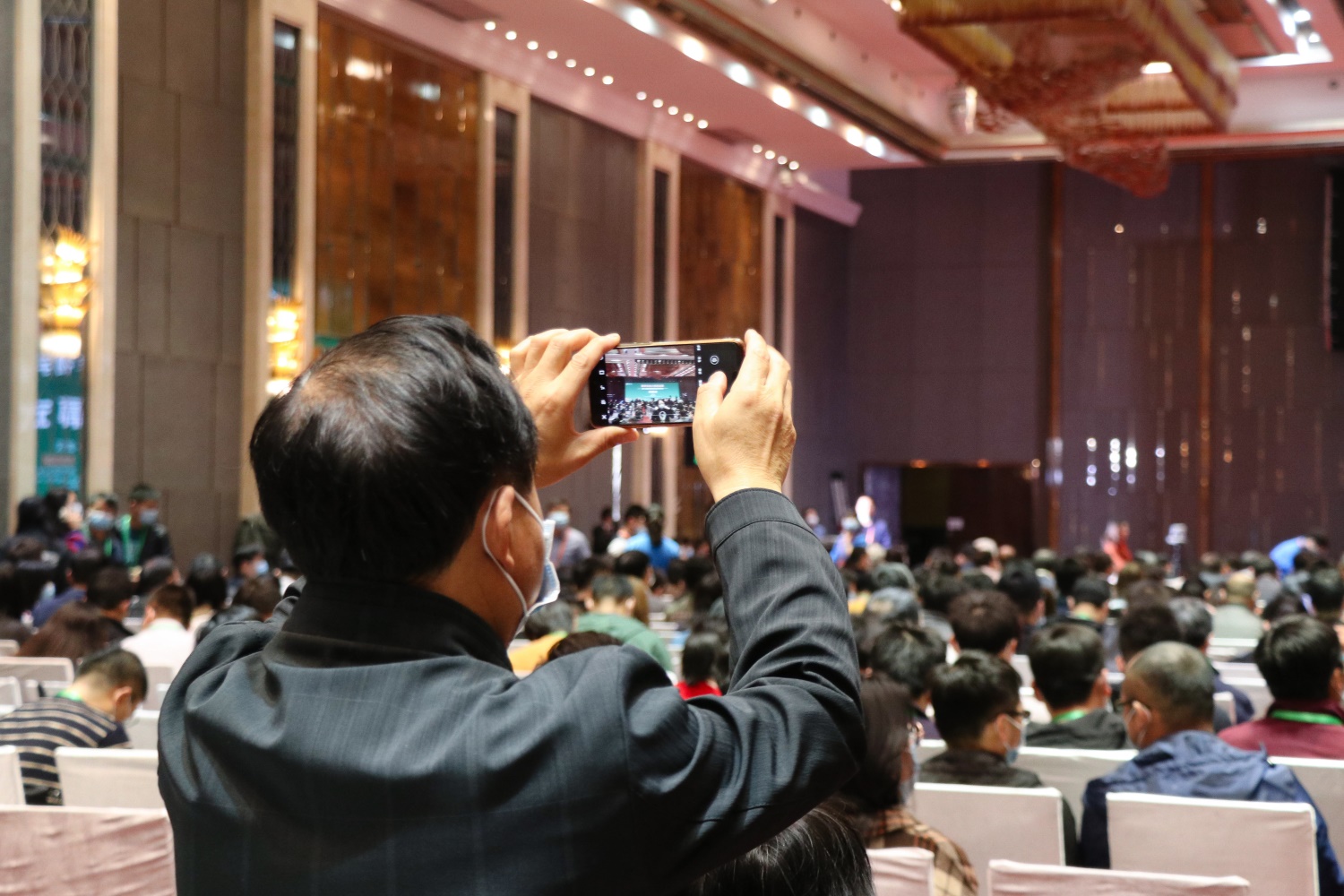 一位与会人员用手机记录会议内容（学通社记者 安威龙 摄）